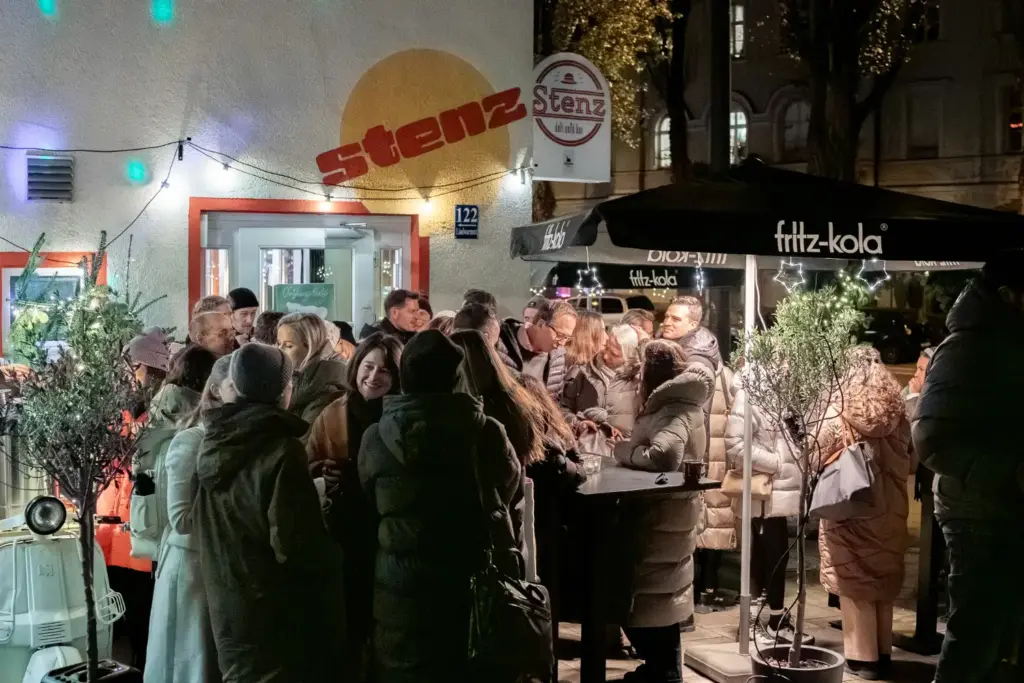 Fotoaufnahme zeigt die Teams von Hauser und König+Neurath gemeinsam bei einer Weihnachtsfeier