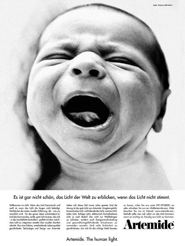 Baby in schwarz weiß dargestellt, es schreit mit offenen Mund und kneift die Augen zu.