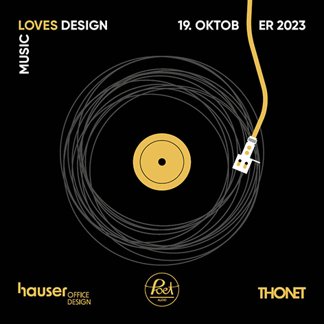 Die Grafik zeigt eine Einladungskarte für die Veranstaltung "Music Loves Design" von Hauser, Thonet und Poet Audio, datiert auf den 19. Oktober 2023. Das Design der Karte ist stilvoll und minimalistisch, mit einer zentralen Darstellung einer schwarzen Schallplatte, deren Linien sich spiralig nach außen ziehen und dabei das Kabel eines Kopfhörers bilden. Der gelbe Tonarm und das weiße Kopfhörerkabel mit vergoldetem Stecker setzen farbliche Akzente auf dem dunklen Hintergrund. Die Logos der beteiligten Unternehmen sind dezent am unteren Rand platziert.