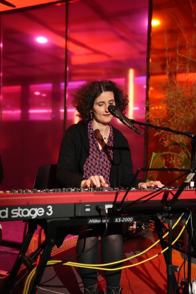 Andrea Hermenau am Keyboard spielend und singend.