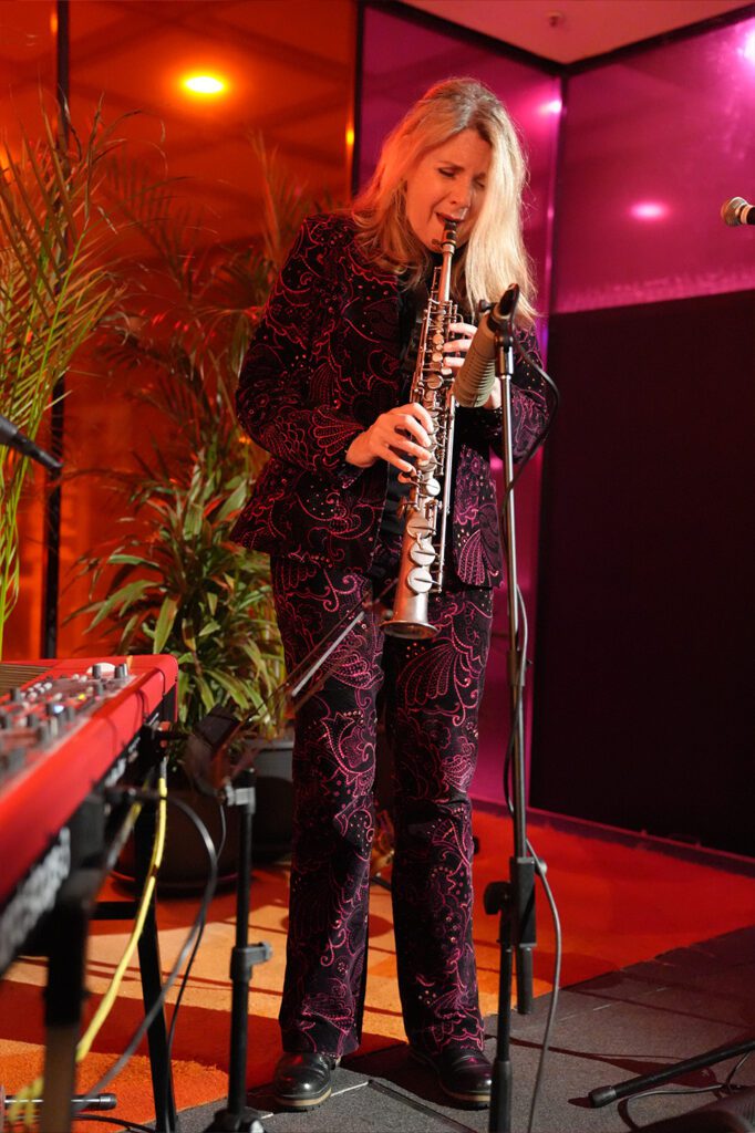 Carolyn Breuer am Saxofon spielend. 