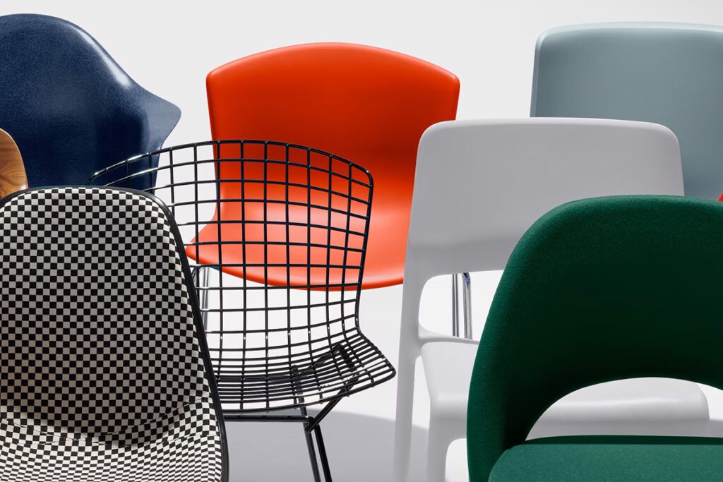 Vielfältige Bürostuhl-Auswahl von MillerKnoll: 8 Stühle in verschiedenen Farben, Formen und Mustern, ordentlich in drei Reihen aufgestellt.