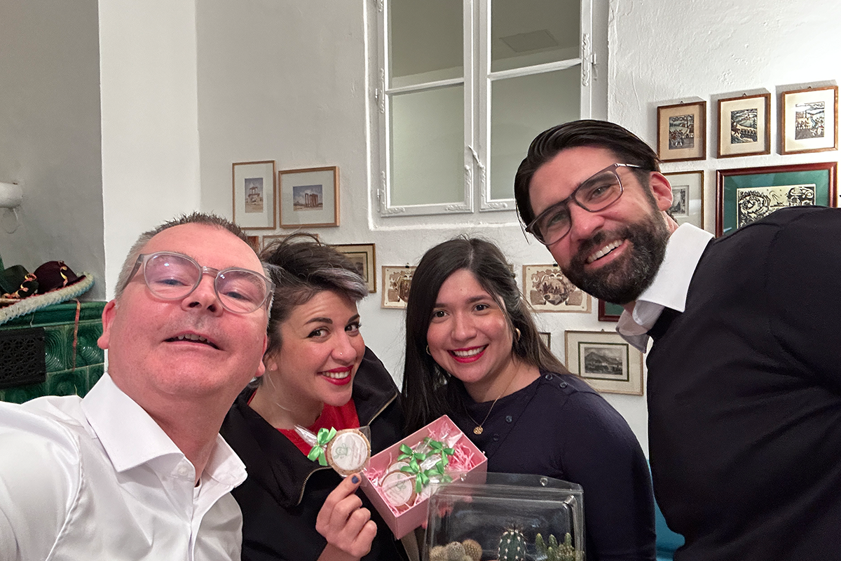 Ein fröhlicher Moment bei unserer Valentinsaktion mit Zilenzio – gemeinsam lachen, schenken und die Zusammenarbeit feiern.