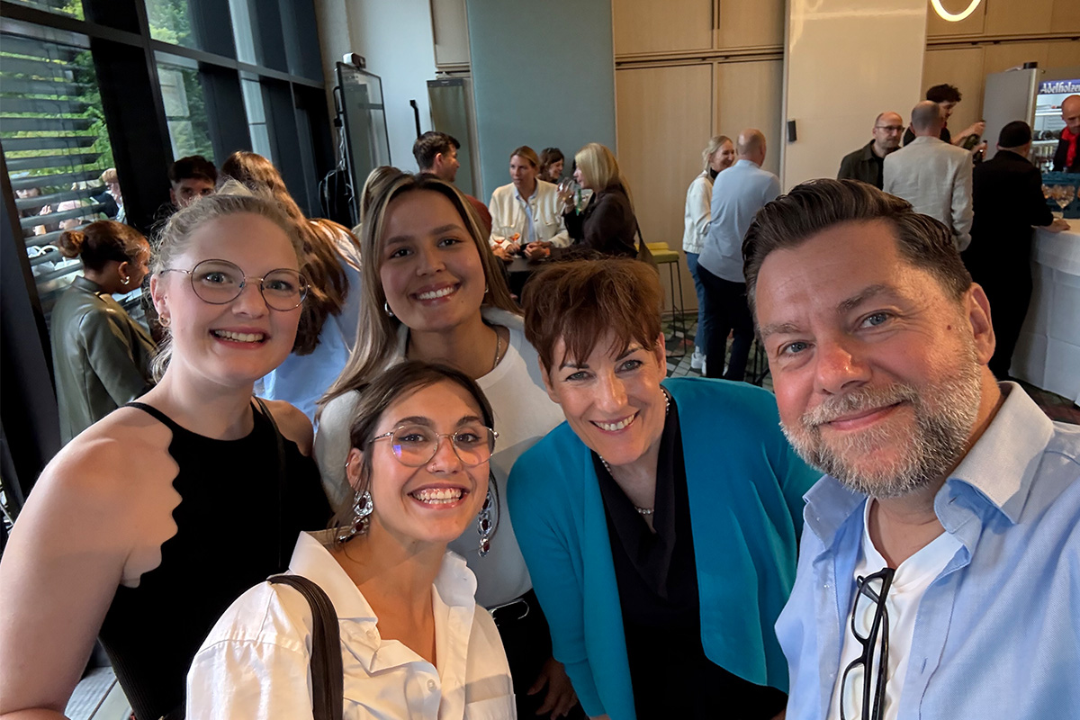 Gruppenfoto mit Teilnehmer:innen des Sommerfests im IDX81, darunter Saskia (vorn links) und weitere Gäste