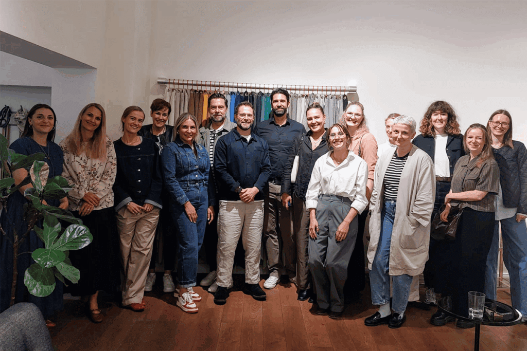 Gruppenfoto mit Bertie van Wyk, Hauser und HAY eines Interior-Events, aufgenommen vor einem Vorhang mit Stoffmustern in verschiedenen Farben. Alle stehen entspannt lächelnd im stilvollen Showroom und spiegeln die kreative und offene Atmosphäre des Treffens wider.