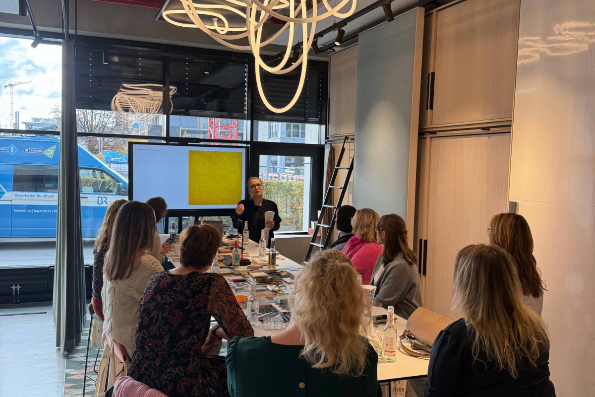 Modern gestalteter Workshopraum im IDX München mit Designerstühlen und modernem Beleuchtungskonzept – Inspiration für Büroeinrichtung und Bürokonzepte in München