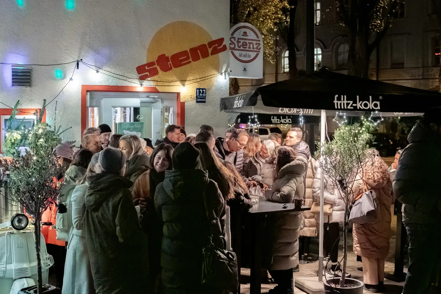 Fotoaufnahme zeigt die Teams von Hauser und König+Neurath gemeinsam bei einer Weihnachtsfeier